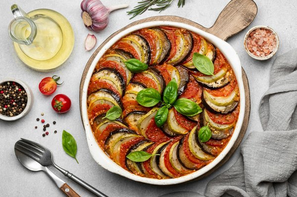 Comment préparer une ratatouille de légumes d'été avec une cuisson douce et parfumée ?